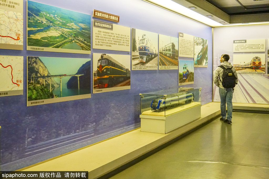 中国铁道博物馆正阳门展馆展出中国铁路发展史