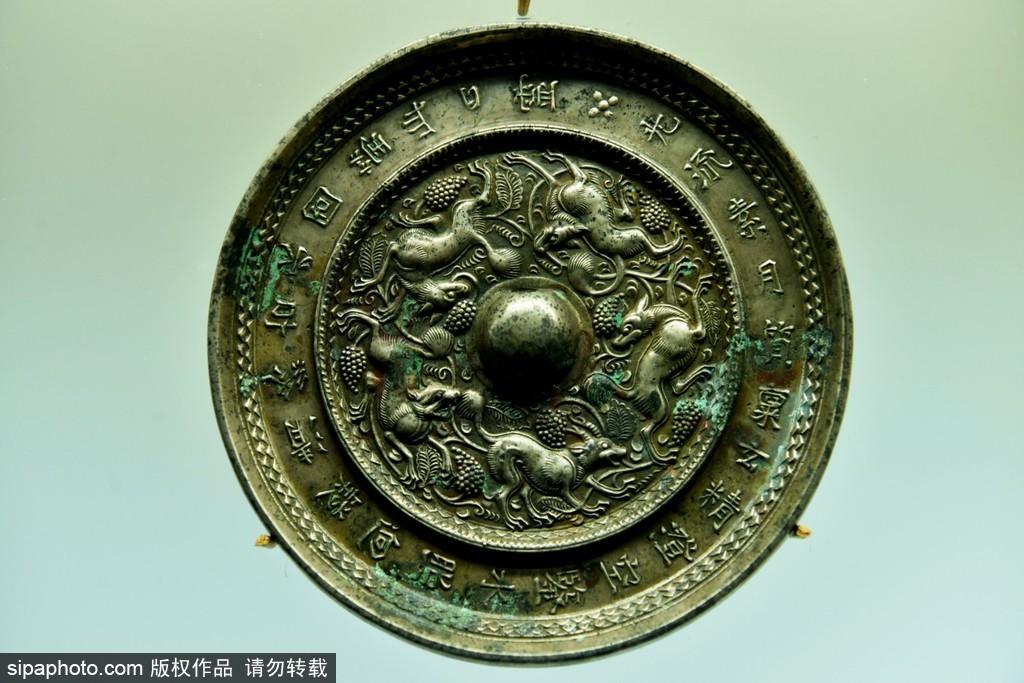 北京延庆长城博物馆内唐代铜镜，展示古代人们不可缺少的生活用具