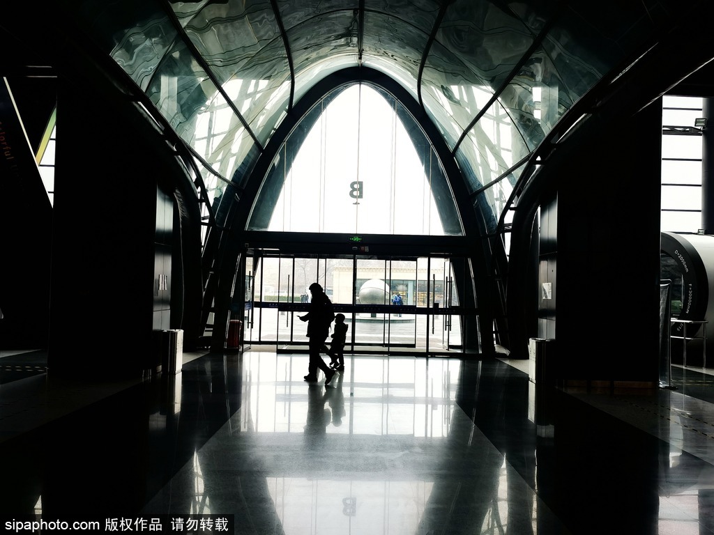 北京天文馆内景如隧道，充满神秘太空感