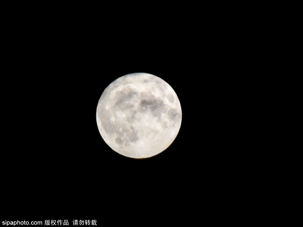 “超级月亮”现身北京夜空