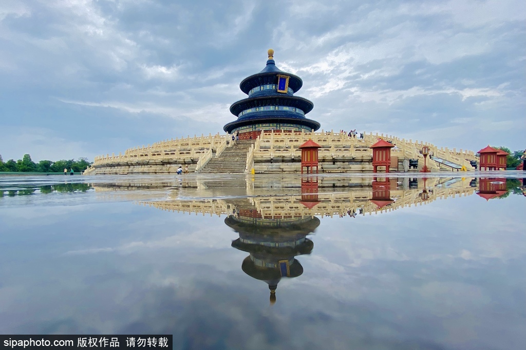 大雨过后！水中倒影看天坛祈年殿天空之镜美景