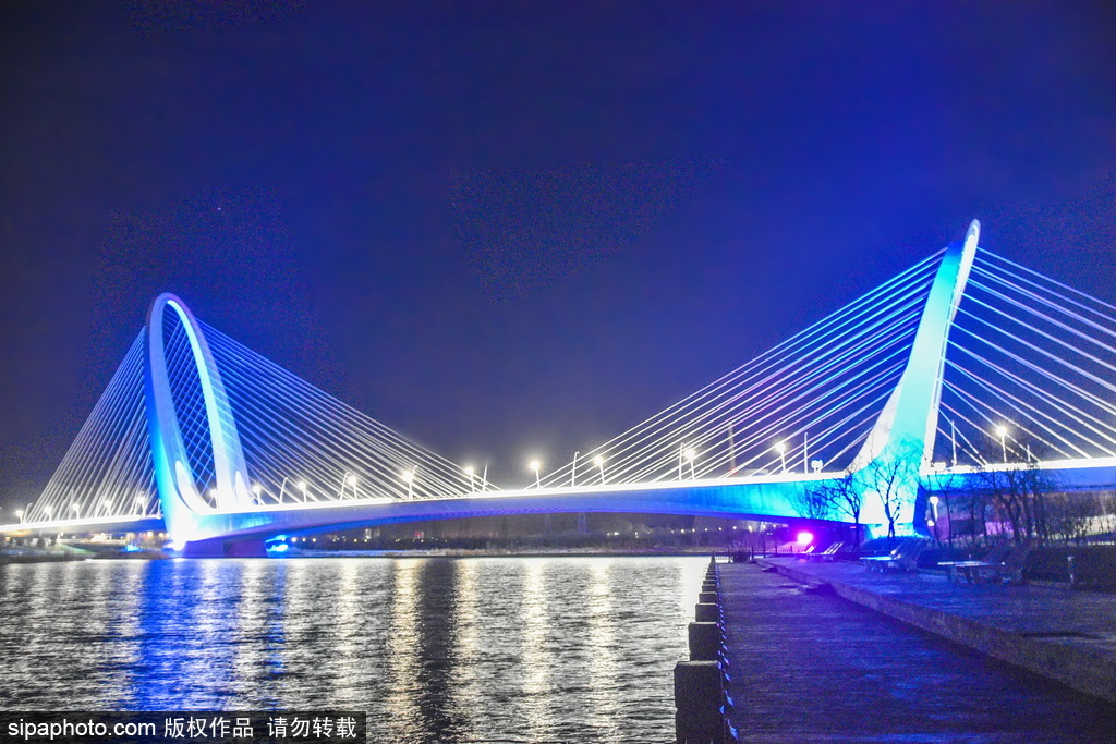 夜色下的新首钢大桥