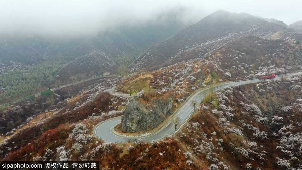 京郊：云雾缭绕山谷间