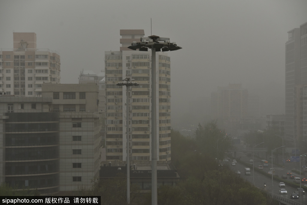 遭遇扬沙天气 空气质量严重污染