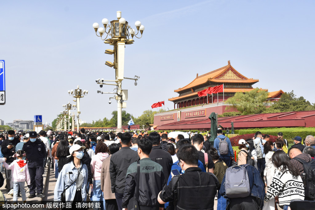 “五一”黄金周临近天安门广场等地标性建筑游客“爆棚”人山人海场面火爆