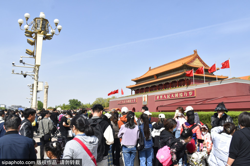 “五一”黄金周临近天安门广场等地标性建筑游客“爆棚”人山人海场面火爆