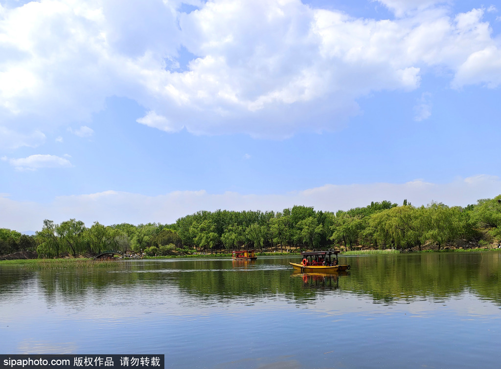 “五一”假期    北京圆明园蓝天白云似“仙境”