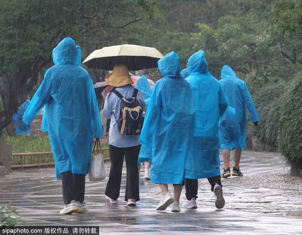 北京突降雷阵雨，圆明园游客雨中游玩热情不减