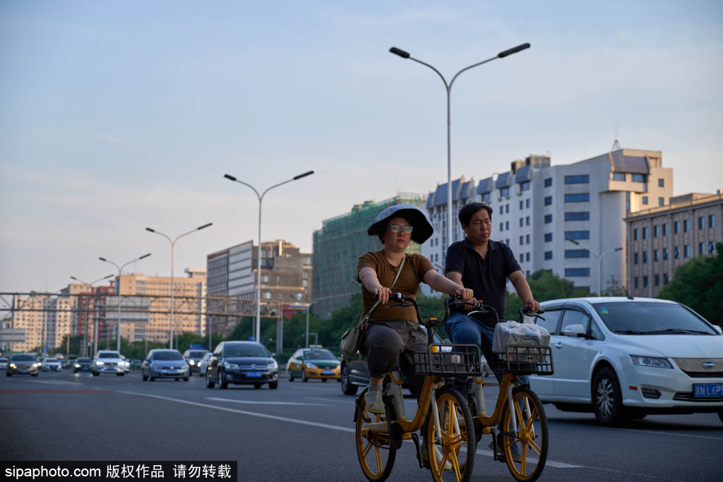 北京：红色高温下的骑行者