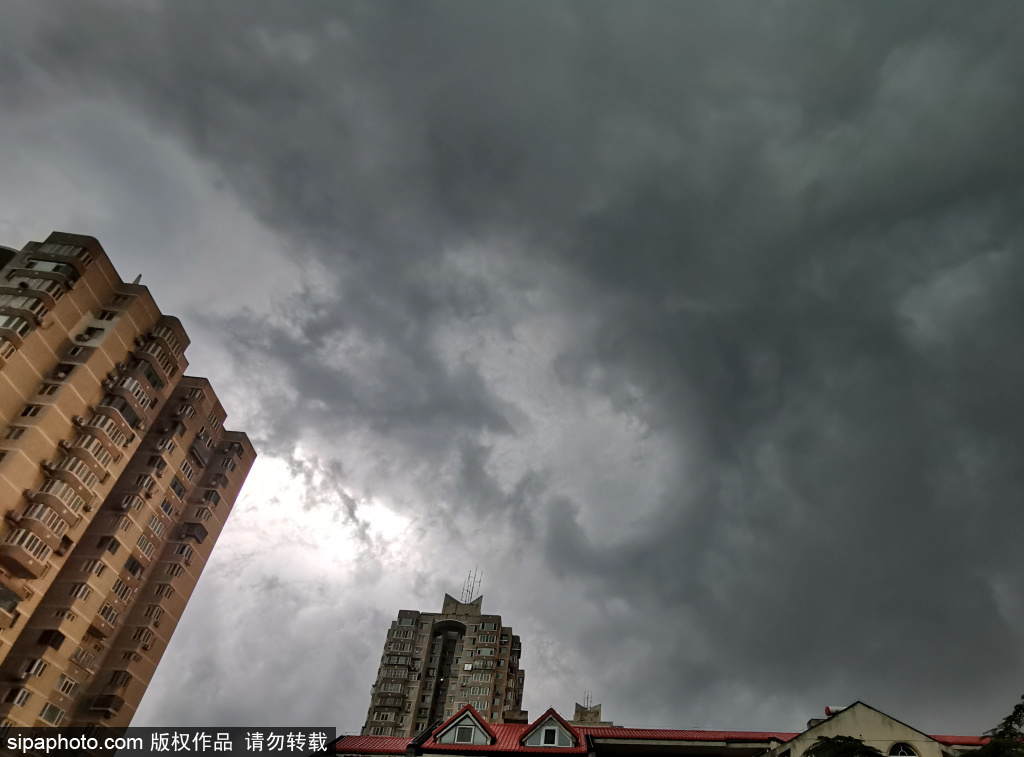北京迎雷雨大风天气  天空风起云涌