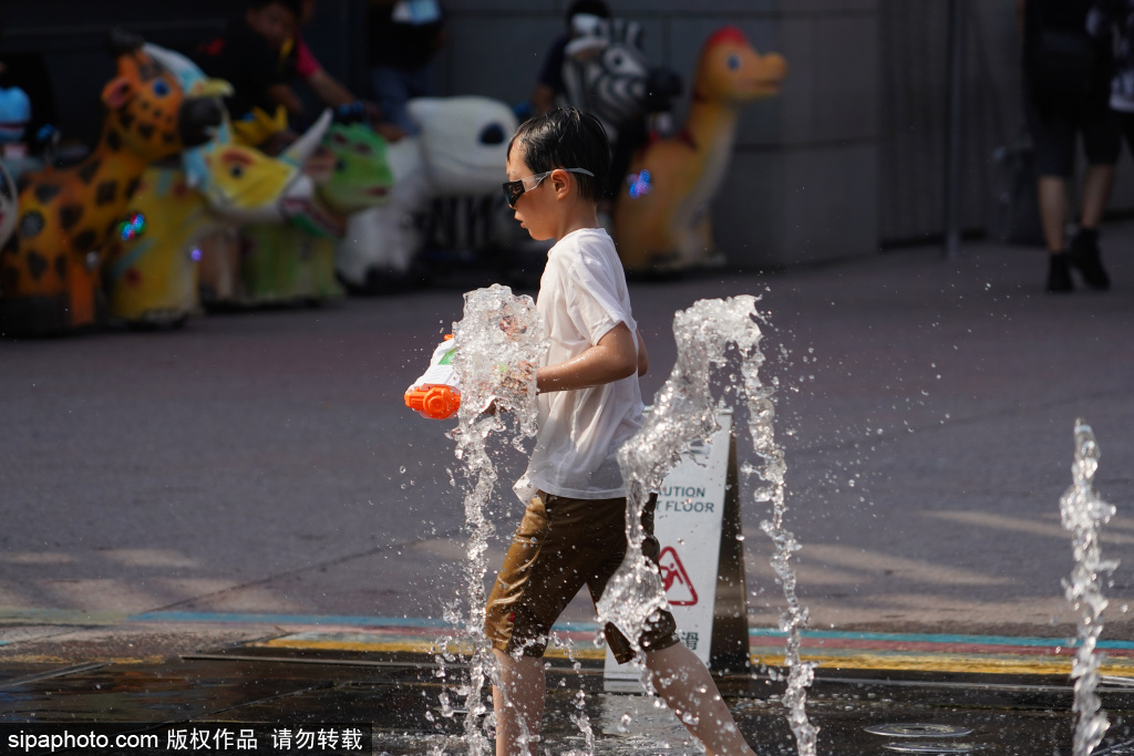 北京：高温持续 小朋友戏水享清凉