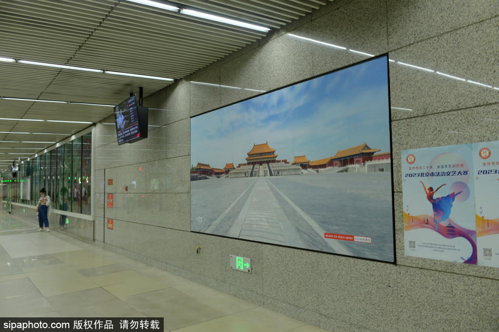 100幅中轴线公益海报亮相北京地铁