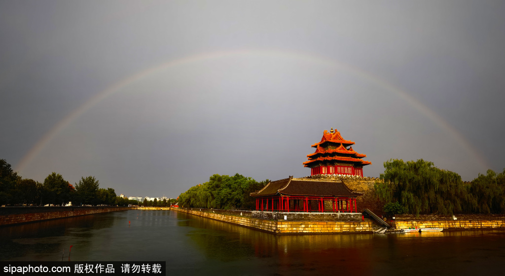 雨后天空现彩虹 与故宫角同框美不胜收