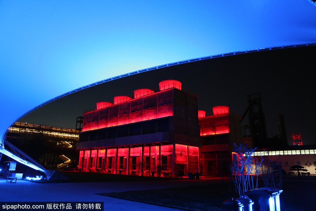 中国服贸会期间的首钢园夜景和展品