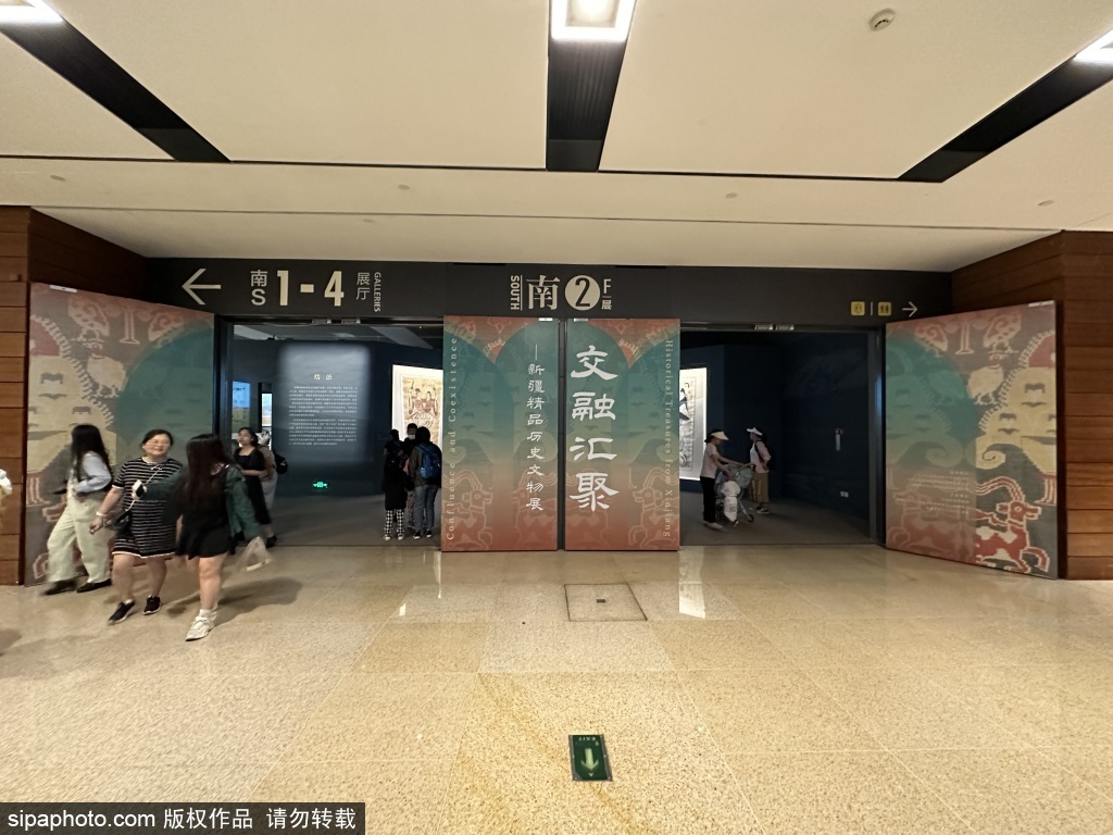 “交融汇聚——新疆精品历史文物展”在中国国家博物馆南4展厅对公众展出