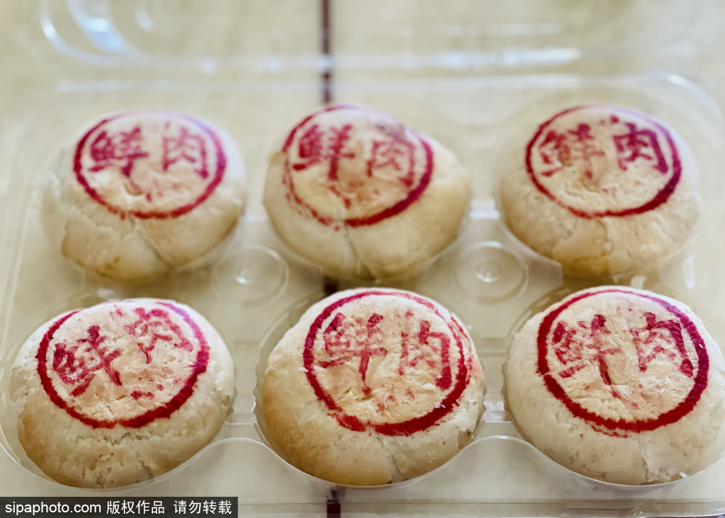 中秋佳节阖家团圆吃月饼品美食