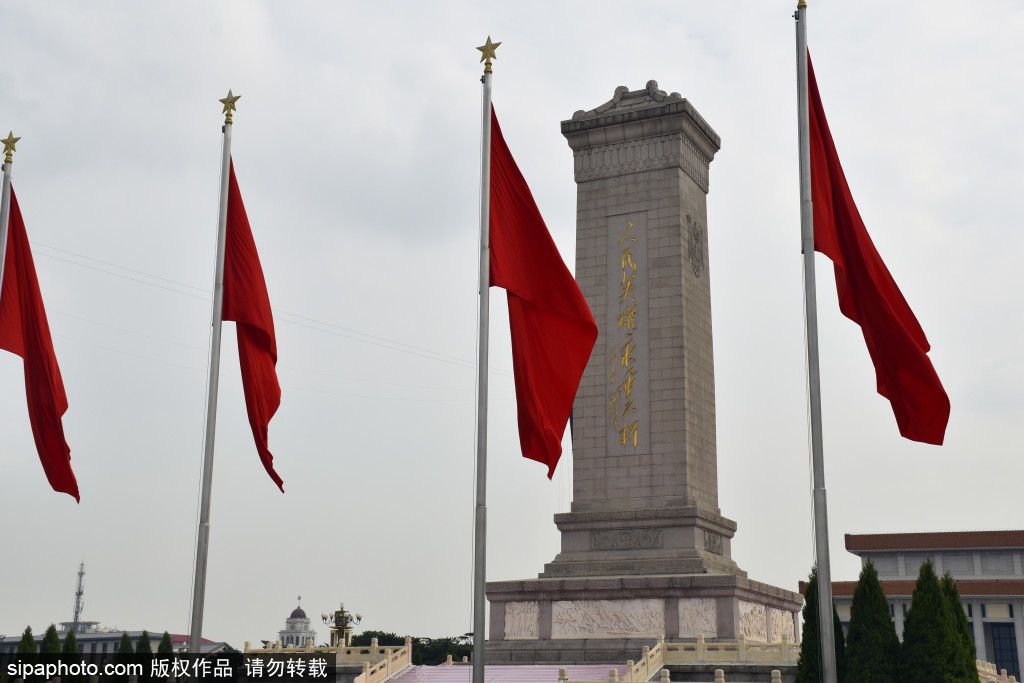 天安门广场人民英雄纪念碑铺红地毯