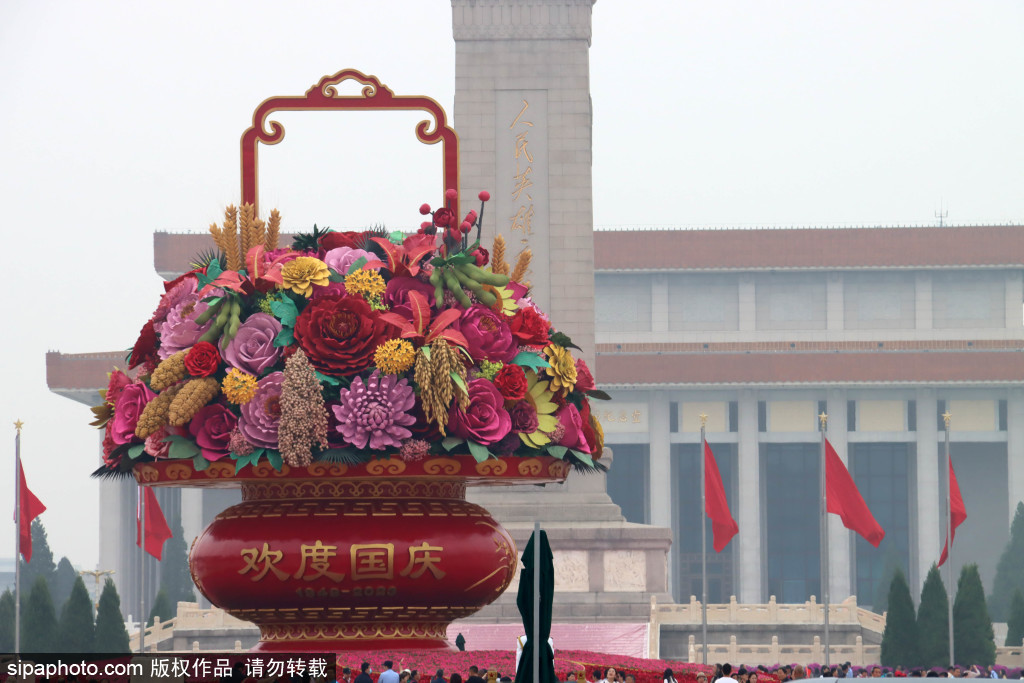 天安门广场“祝福祖国”巨型花篮吸引游客目光