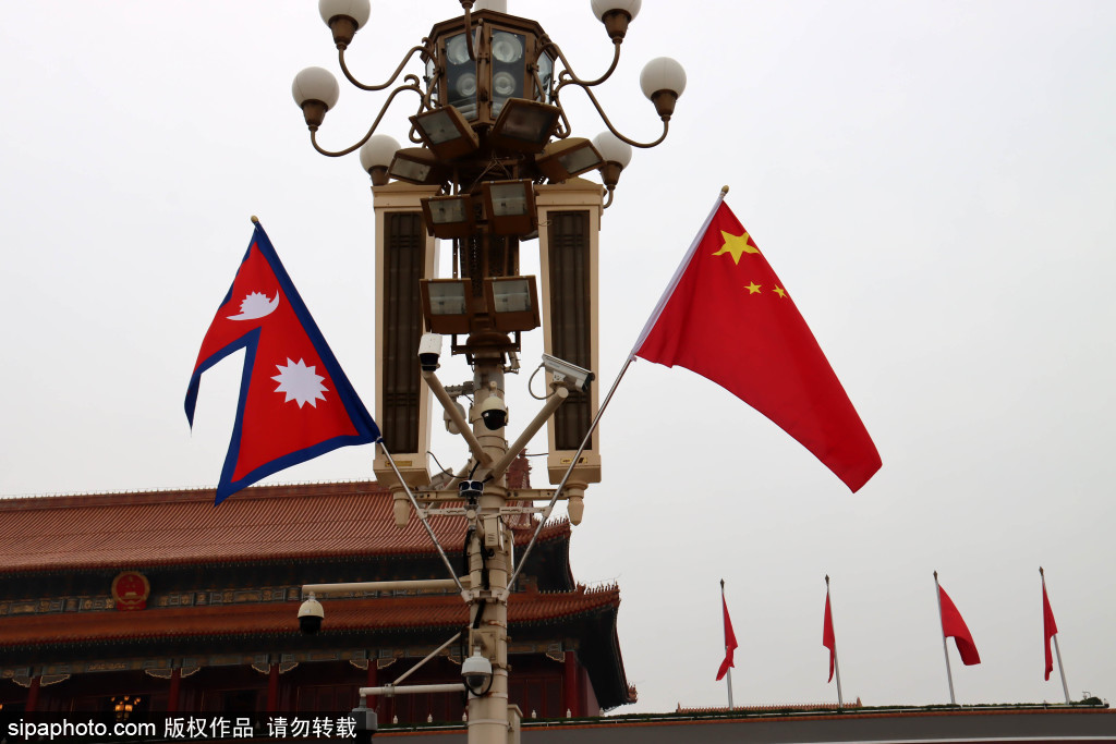 天安门前悬挂的尼泊尔国旗和中国国旗