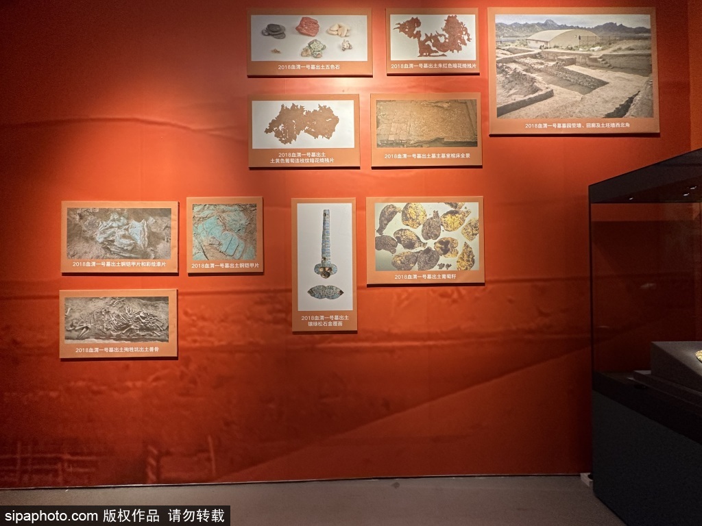 参观刚刚开放不久的中国国家考古博物馆