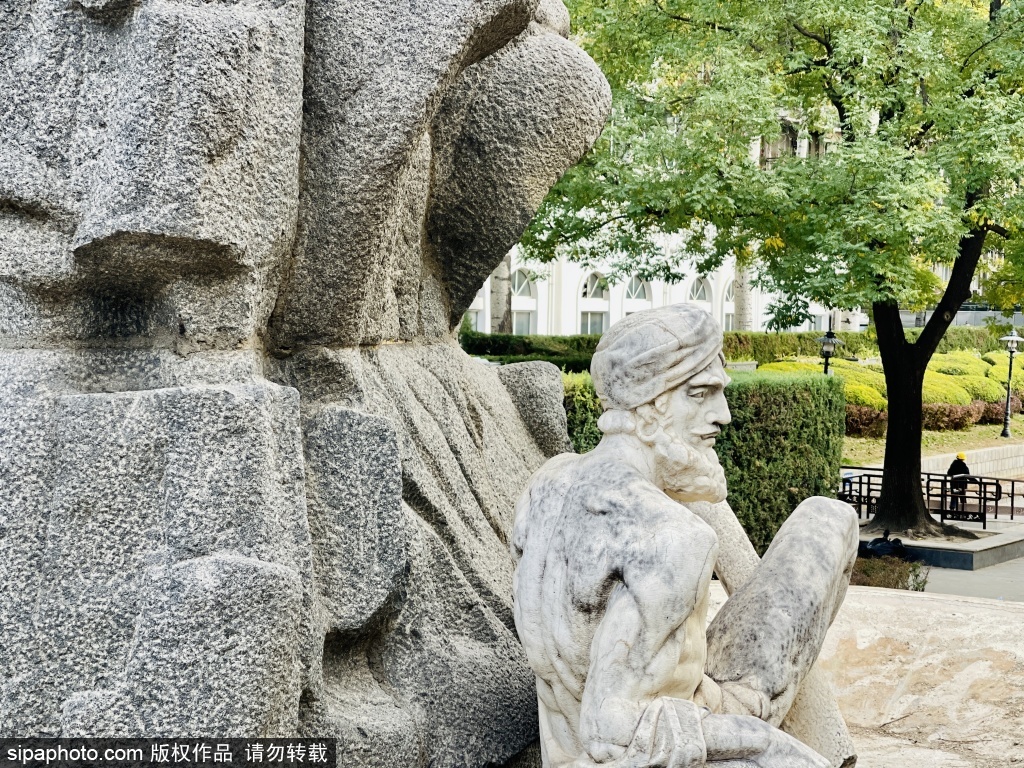 人定湖公园欧式雕塑展现艺术美