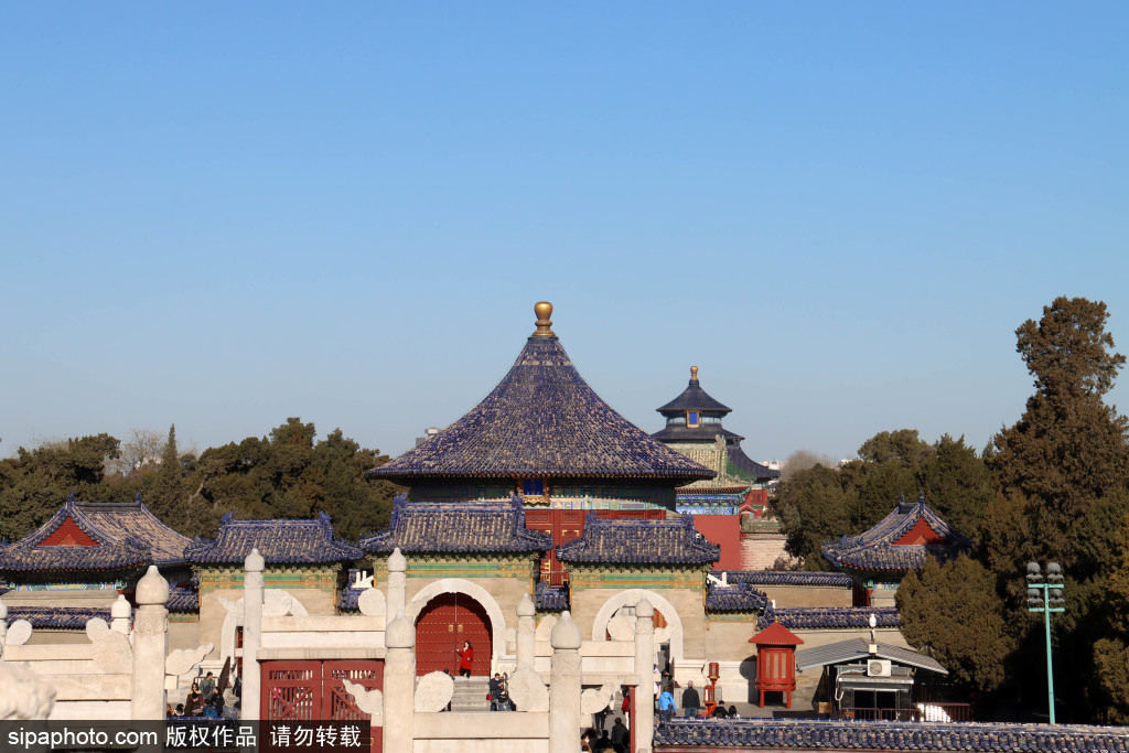 北京天气晴好 天坛公园参观者众多