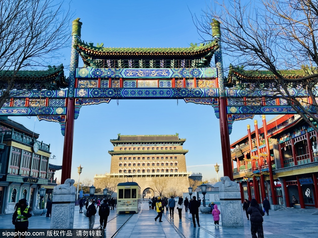 寒冷冬日晴空下的北京前门大街游客热情不减
