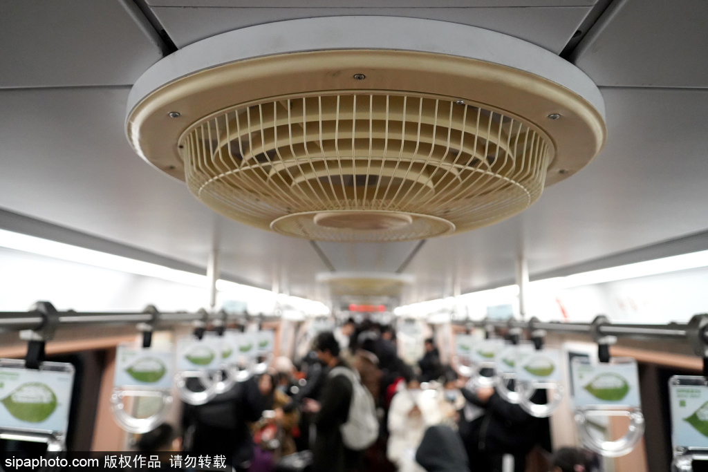 北京地铁“时光列车”再运行，新增老物件老照片