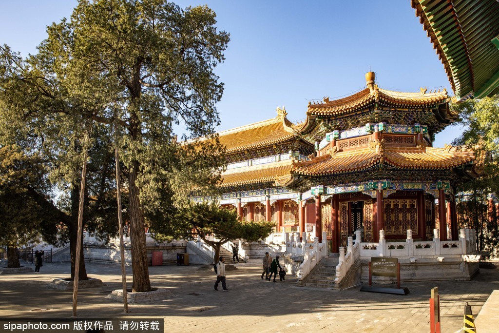中国北京景山公园内寿皇殿存放的物品古典精美