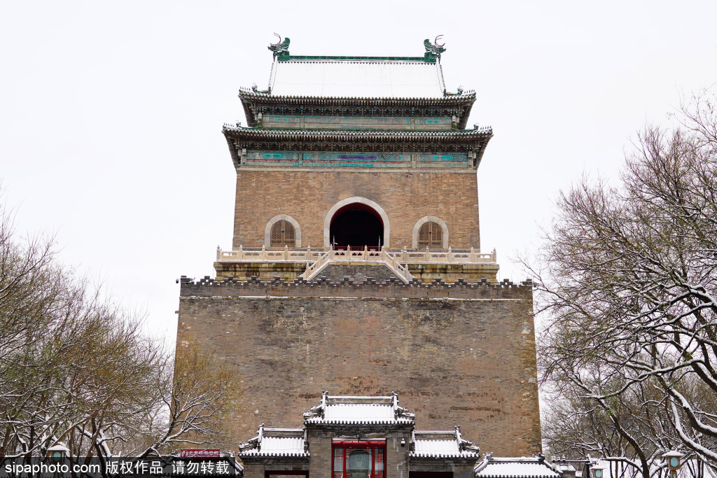 雪中京城尽显古都神韵，钟鼓楼美景如画