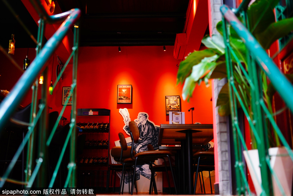 探访北京胡同内的福尔摩斯主题餐厅，复古英伦风仿佛穿越贝克街221B