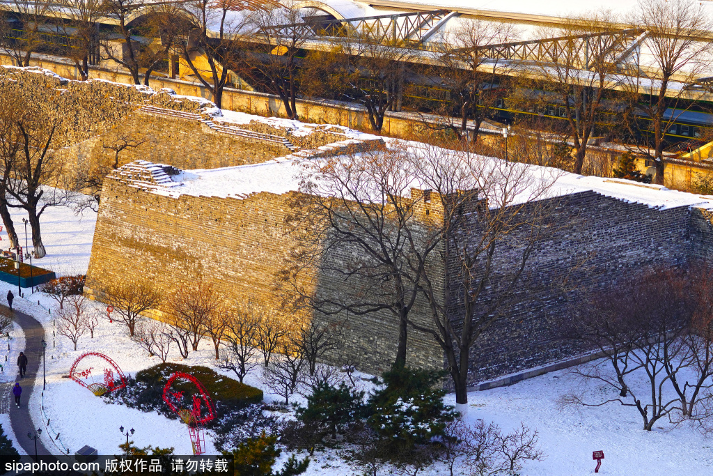 明城墙遗址雪景如画 白雪与城墙映衬更显古老和庄重