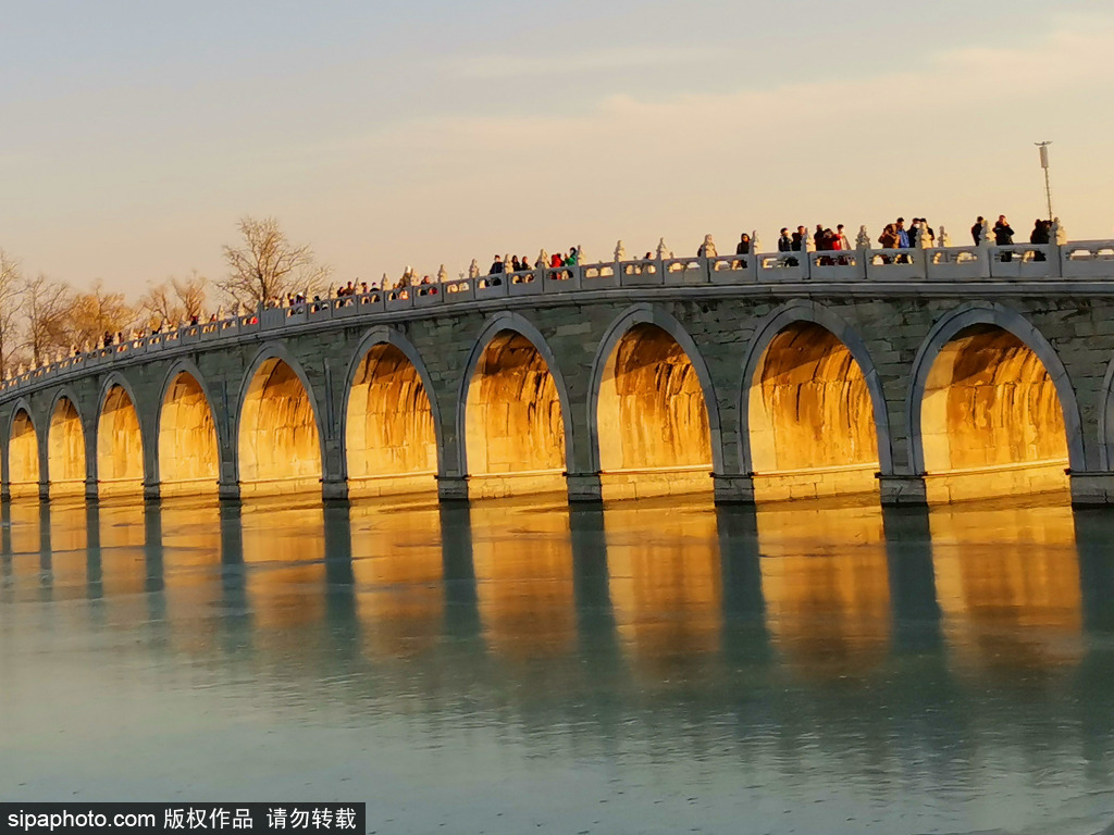 冬至时节 颐和园十七孔桥再现“金光穿洞”网红美景