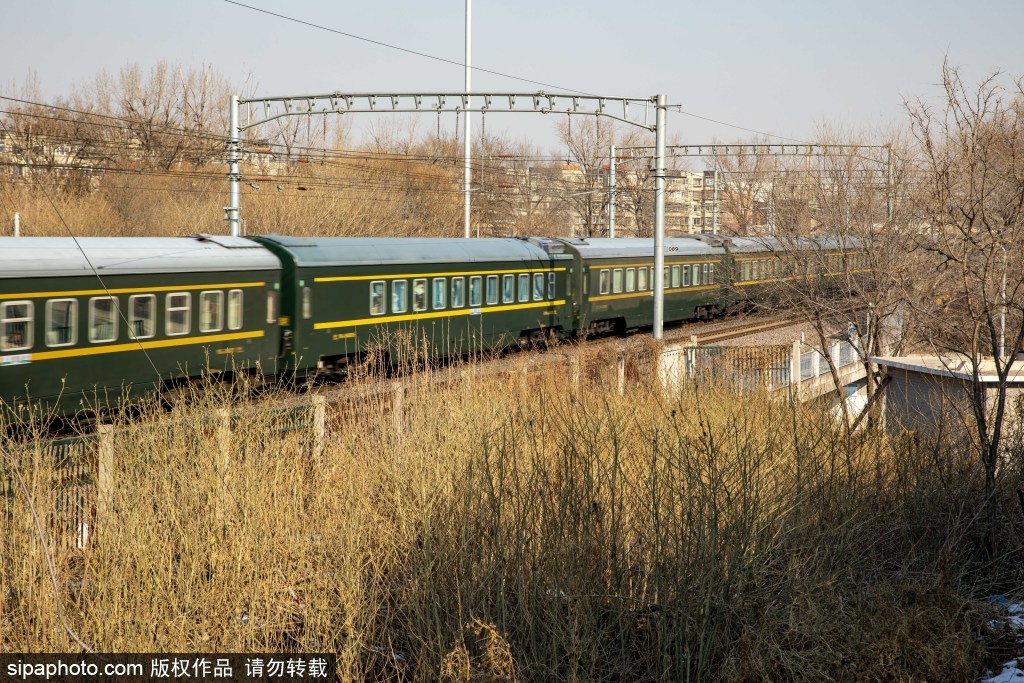 冬天的火车途径北京房山