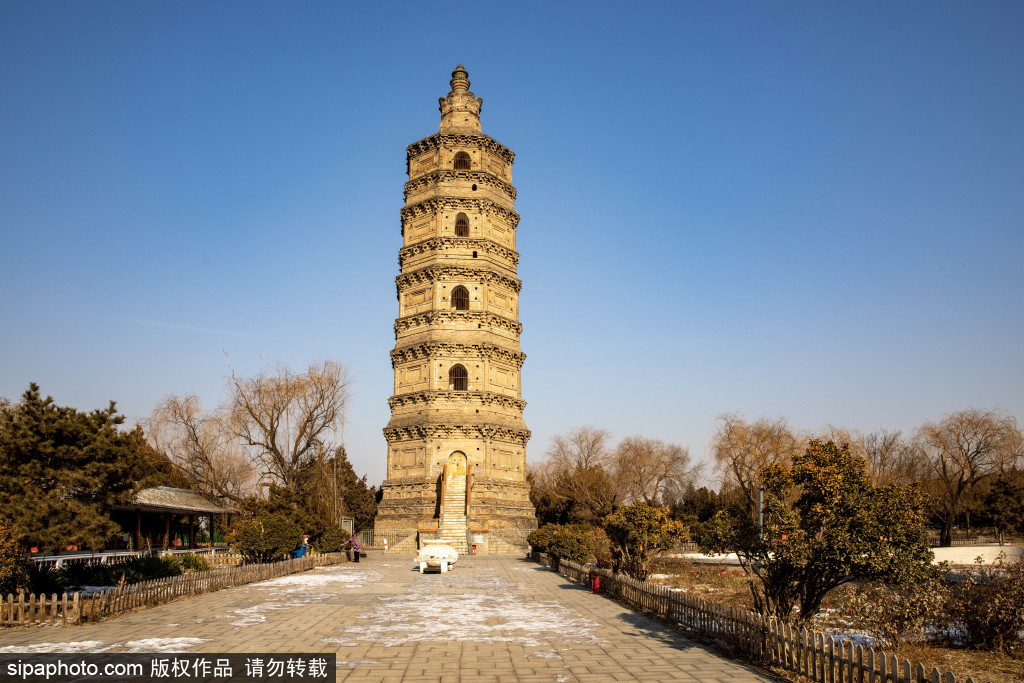 距今有一千多年，北京现存唯一楼阁式空心塔昊天塔巍然耸立