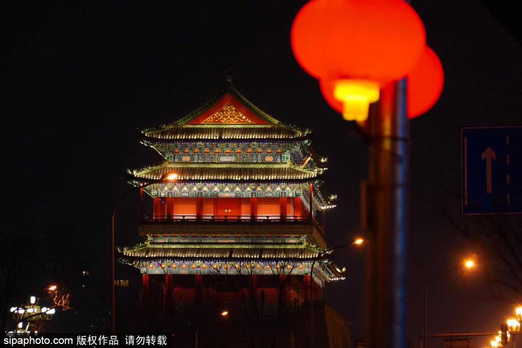 北京街头大红灯笼高挂迎新春，夜景璀璨夺目年味浓