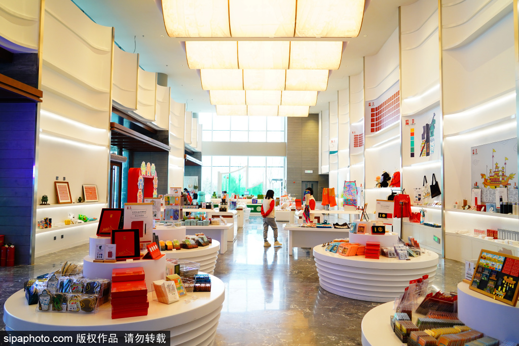 走进北京大运河博物馆“运河风物”文创中心，五百余种运河礼物琳琅满目