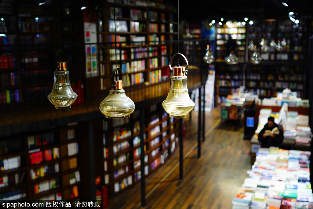 深夜里温暖的精神家园！走进北京三里屯三联韬奋书店