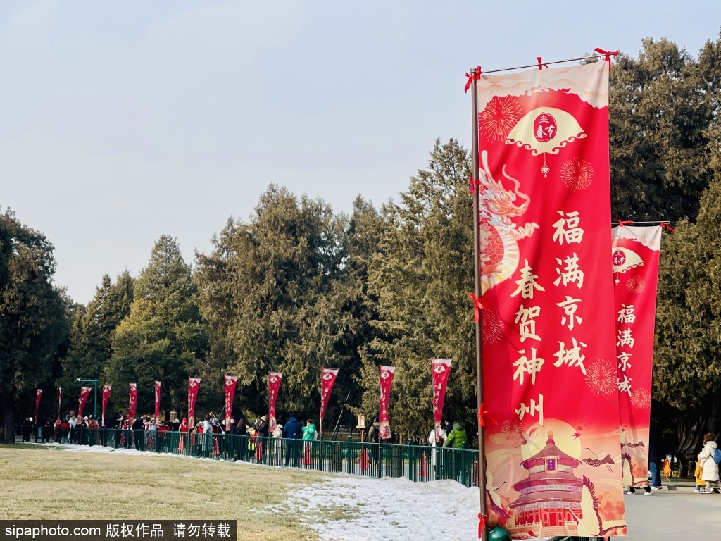 龙年春节临近 天坛公园游客祈福寻年味
