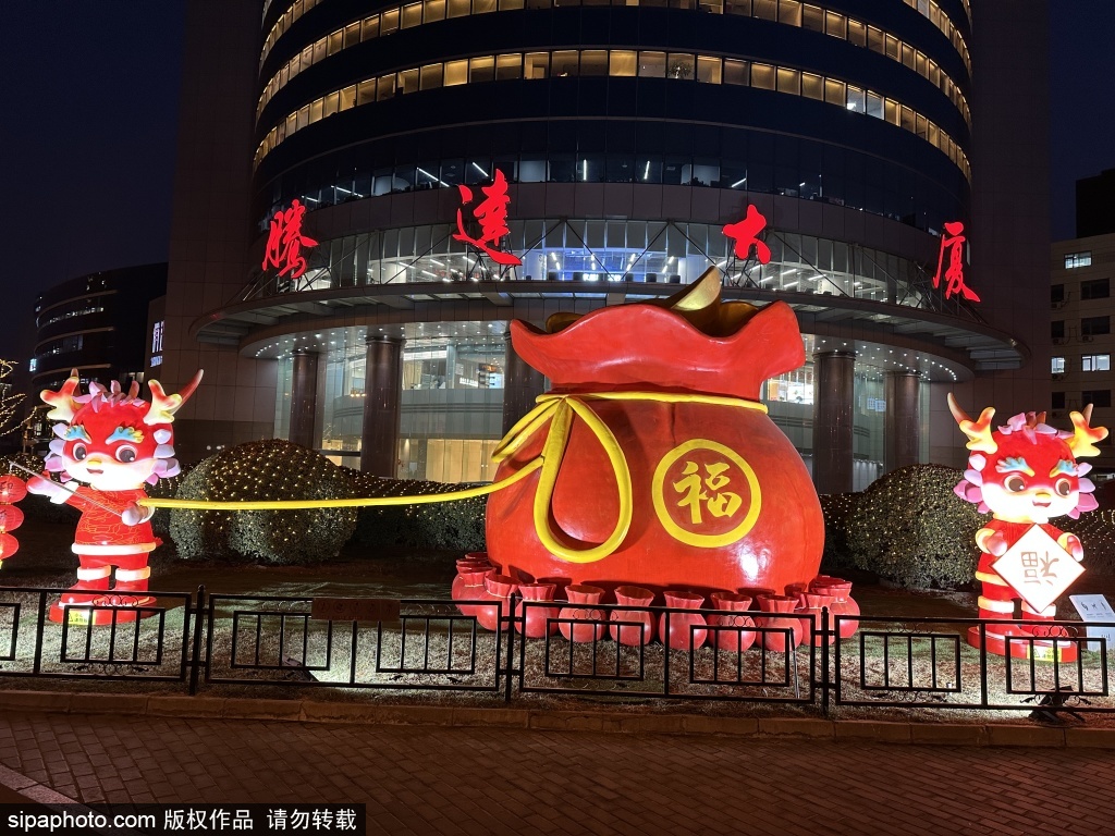北京街头花灯璀璨，流光溢彩节日气氛浓