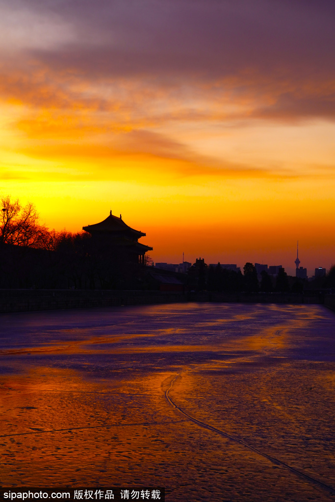 北京现美丽火烧云 红红火火迎新春