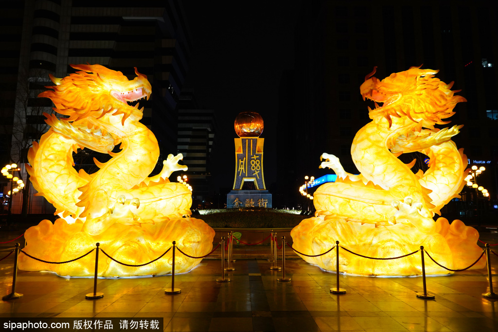 元宵节里的中国式浪漫：北京金融街现“二龙戏珠”独特景观
