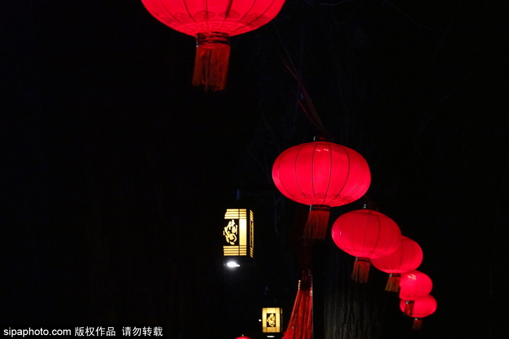什刹海成元宵节热门打卡地，沿街商铺迎来龙年红火人气
