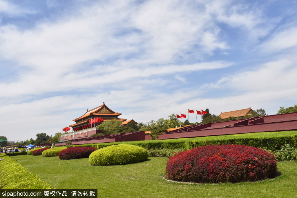 天安门广场花团锦簇，欢庆“五一”国际劳动节