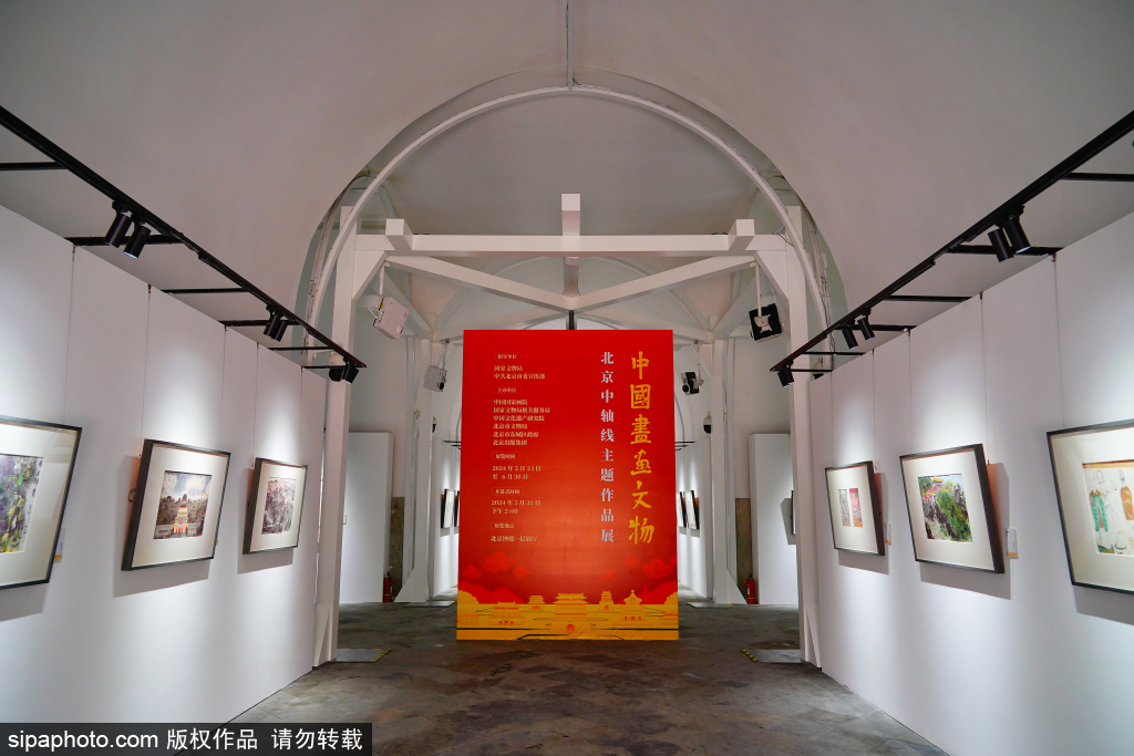 京中轴线主题作品展在钟楼开幕，近距离感受中轴线建筑的独特魅力