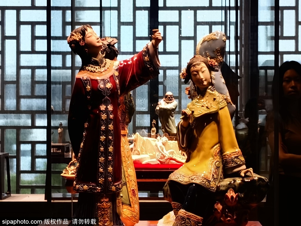欣赏中国工艺美术馆人物雕像