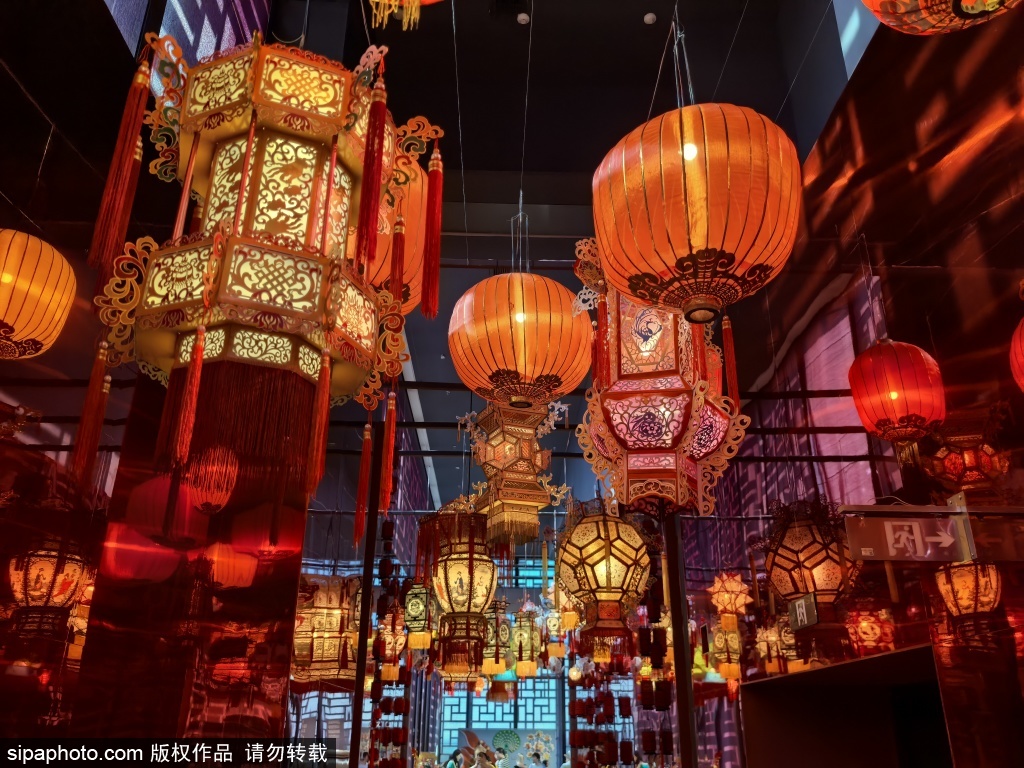 各式花灯老物件亮相中国工艺美术馆