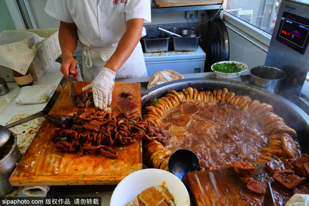 北京特色美食火爆 ，“舌尖上的文旅”激发各地暑期消费热潮