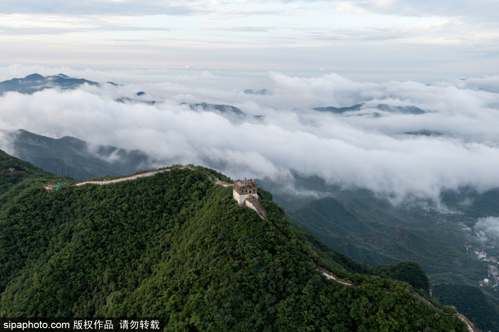 暴雨过后的箭扣长城云海