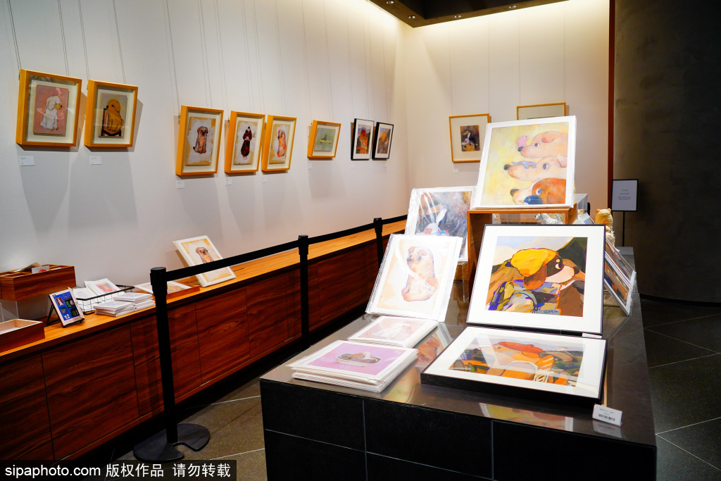 茑屋书店“遛狗十分的闲谈”展：雕塑小狗萌翻天